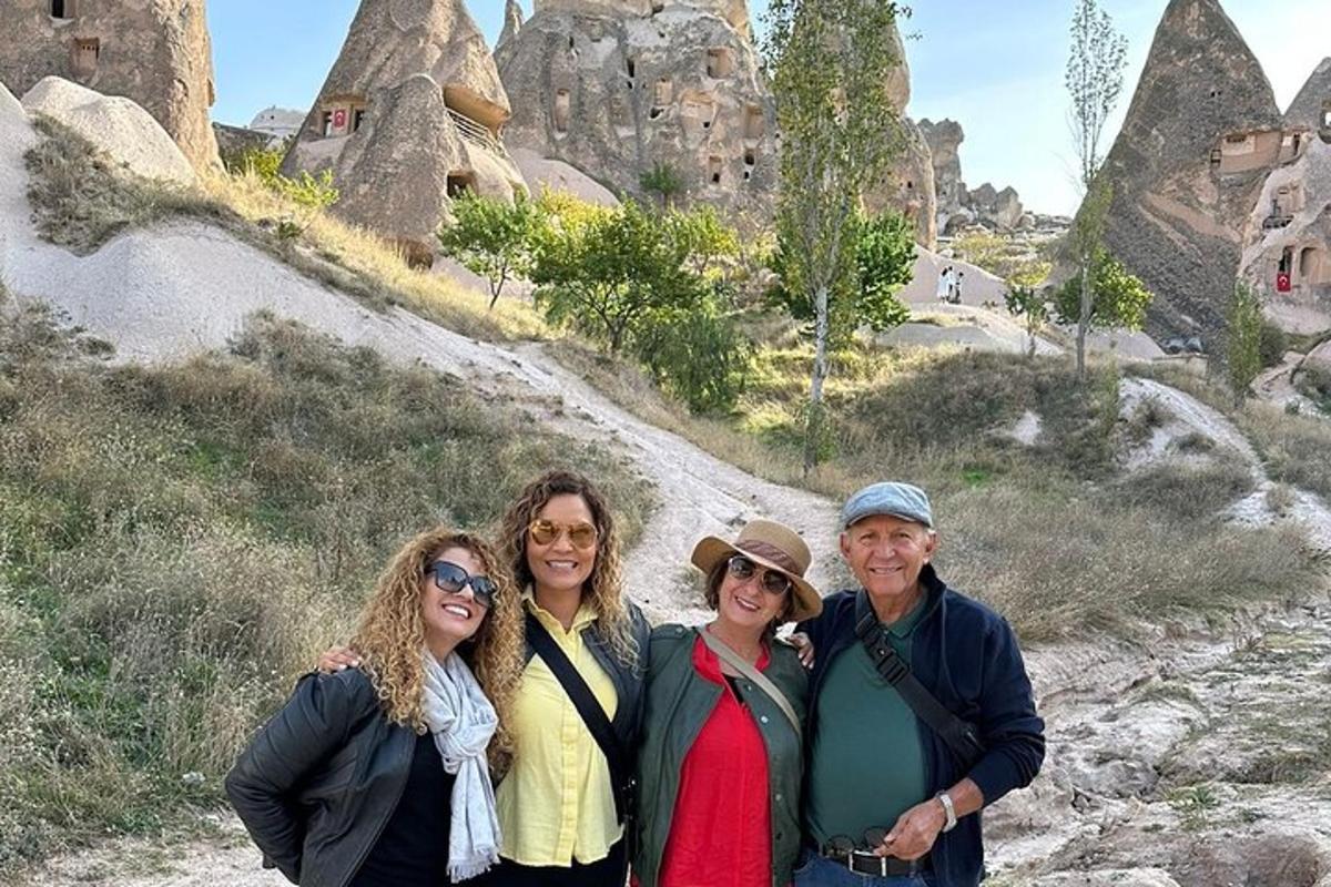 un grup de persones posant per a una foto a la muntanya