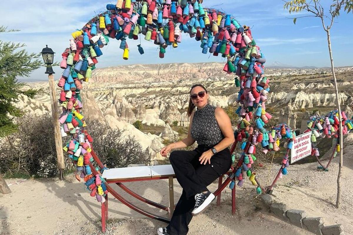 una dona asseguda en un banc al Gran Canyó