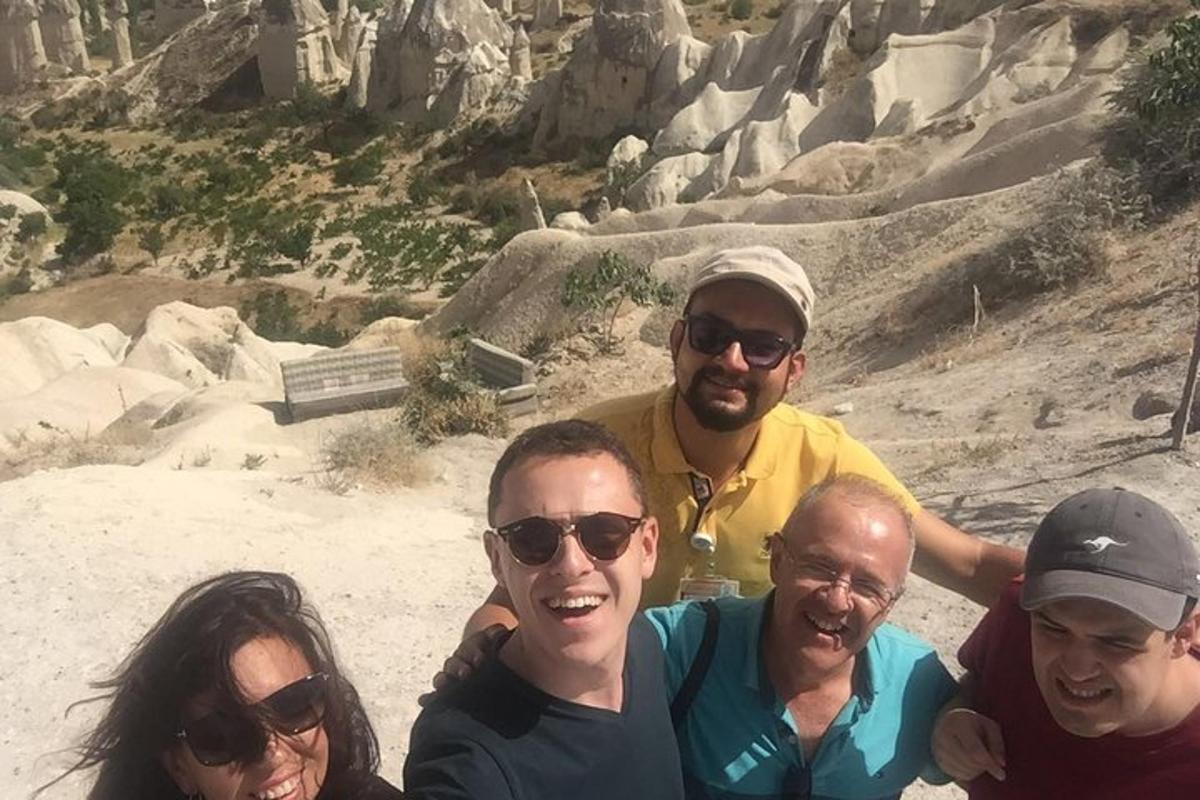 un grup de persones posant per a una foto a la muntanya
