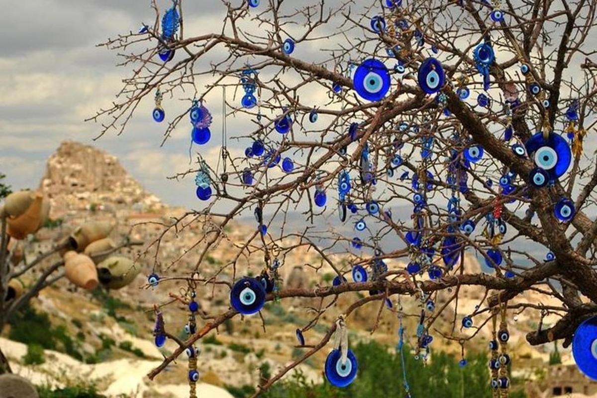 un arbre amb perles blaves a les branques