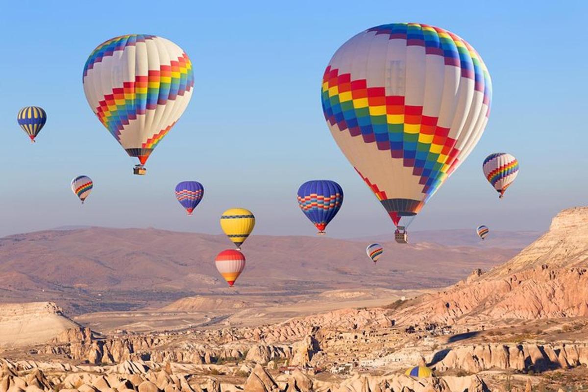 un grup de globus aerostàtics volant sobre el desert