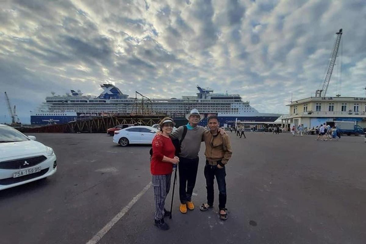 Un grupo de personas de pie en un estacionamiento con un crucero.