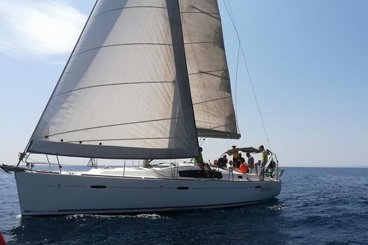 un gruppo di persone su una barca a vela in acqua
