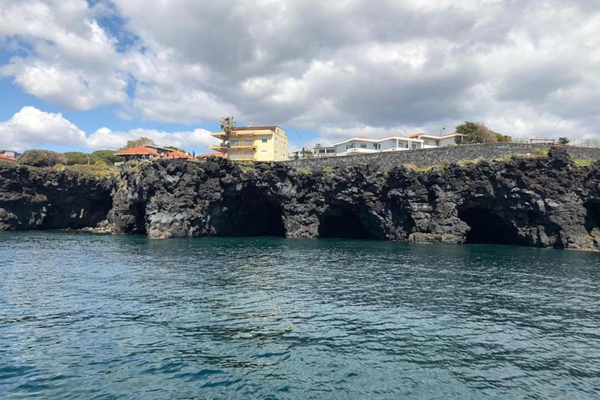 un ponte sopra uno specchio d'acqua con case su una scogliera