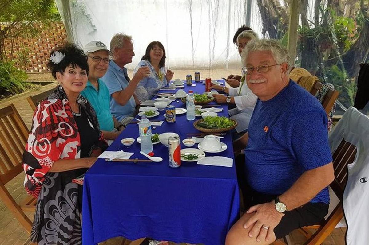Un grupo de personas sentadas en una mesa comiendo comida