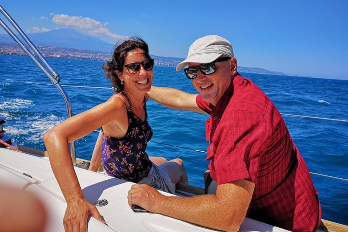 un uomo e una donna seduti su una barca in acqua