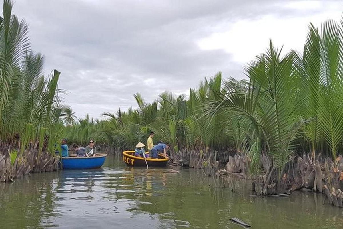 un grupo de personas en barcos en el agua