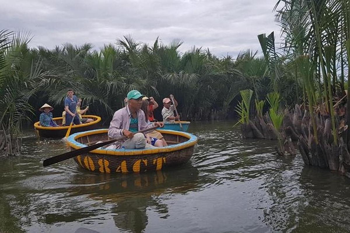 un grupo de personas viajando en botes por un río