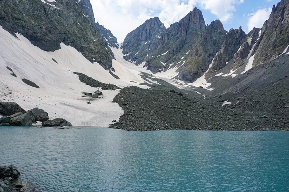 una montagna con un lago al centro