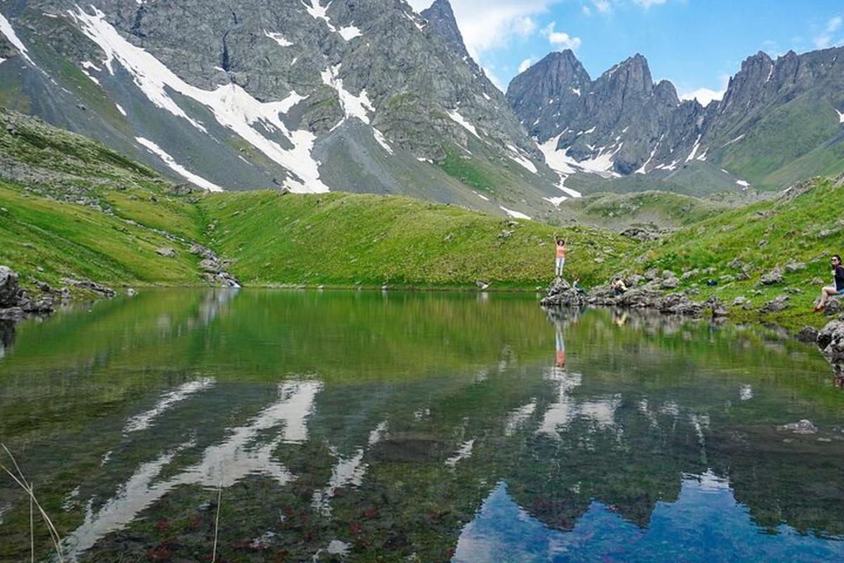 pantulan gunung di tasik di pergunungan