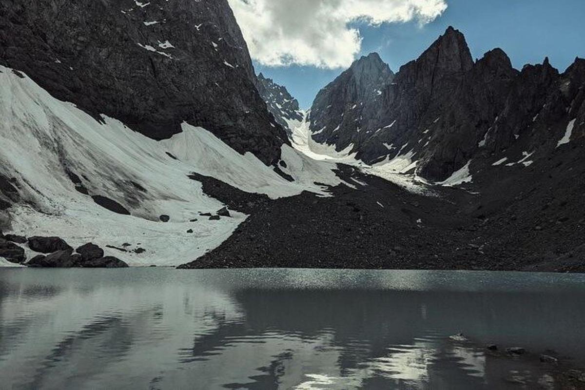 gunung dengan tasik di tengah-tengahnya