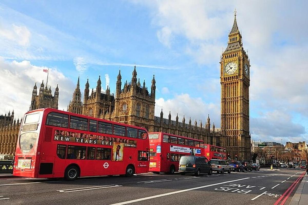 Tvær rauðar tvíhæðar rútur fyrir framan Big Ben