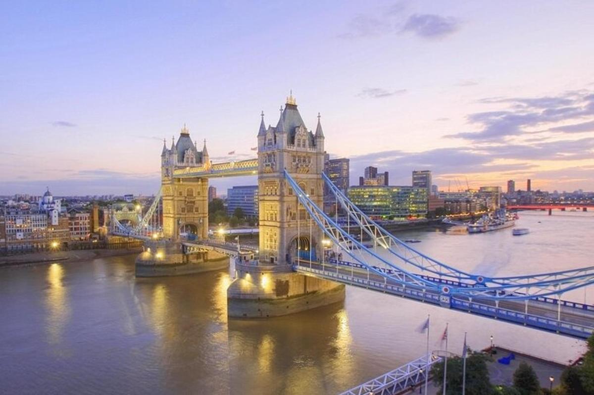 una vista del Tower Bridge de Londres al capvespre