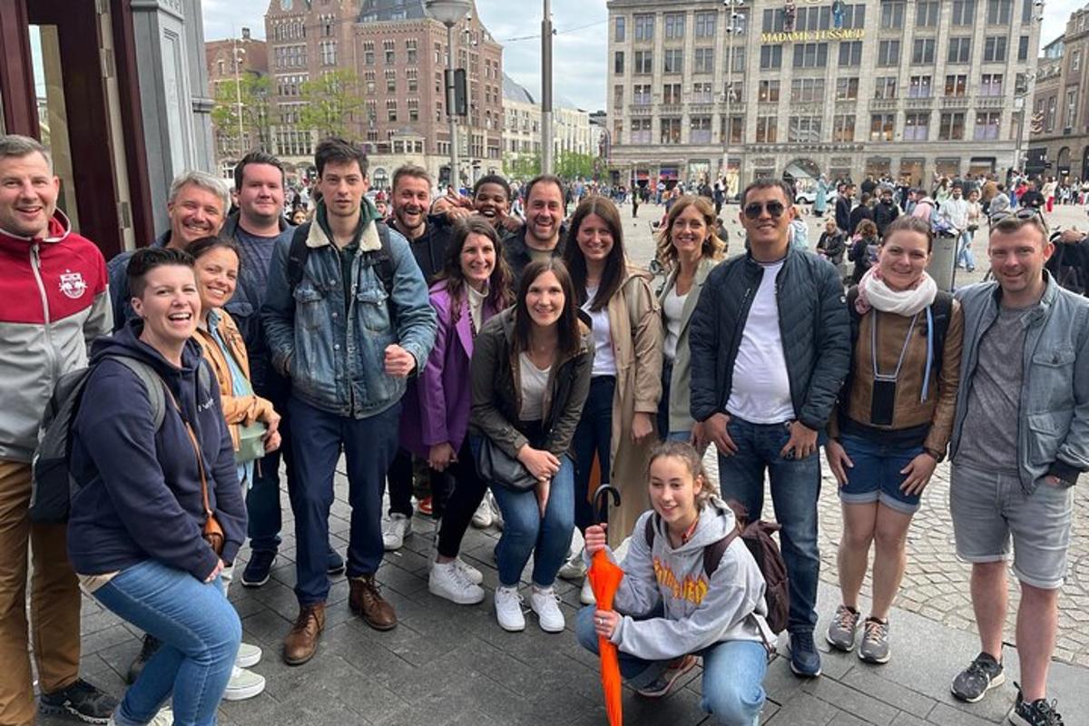 eine Gruppe von Menschen, die auf einer Straße für ein Foto posieren