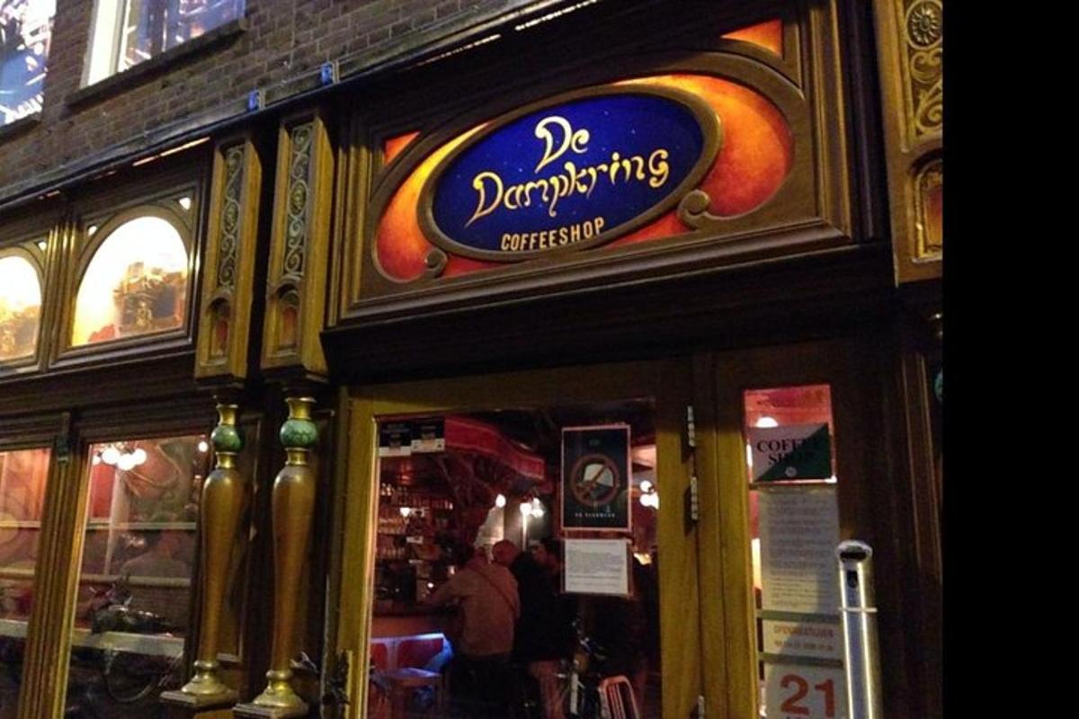 un ristorante con un cartello sulla facciata