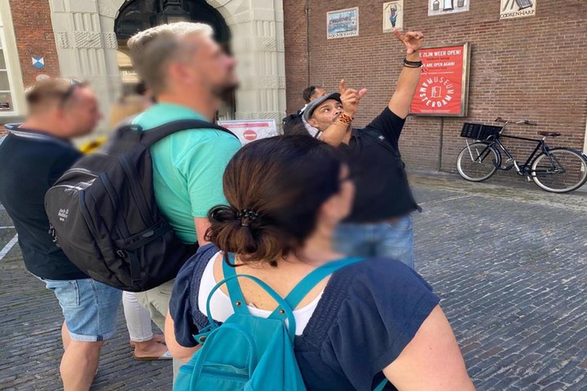 un gruppo di persone in piedi su una strada