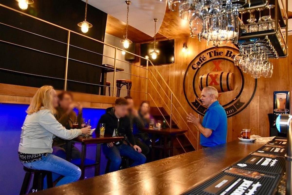 un gruppo di persone sedute al bar di un ristorante