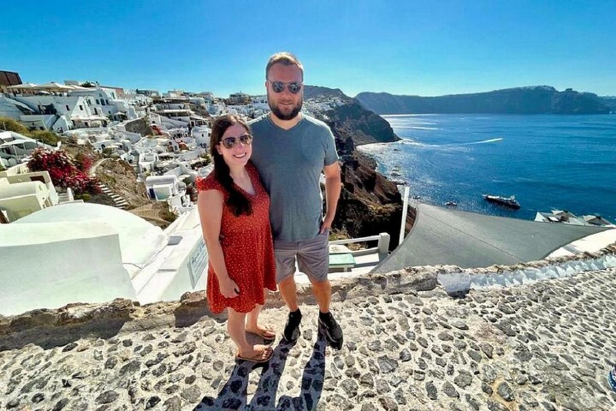 un uomo e una donna in piedi su una spiaggia
