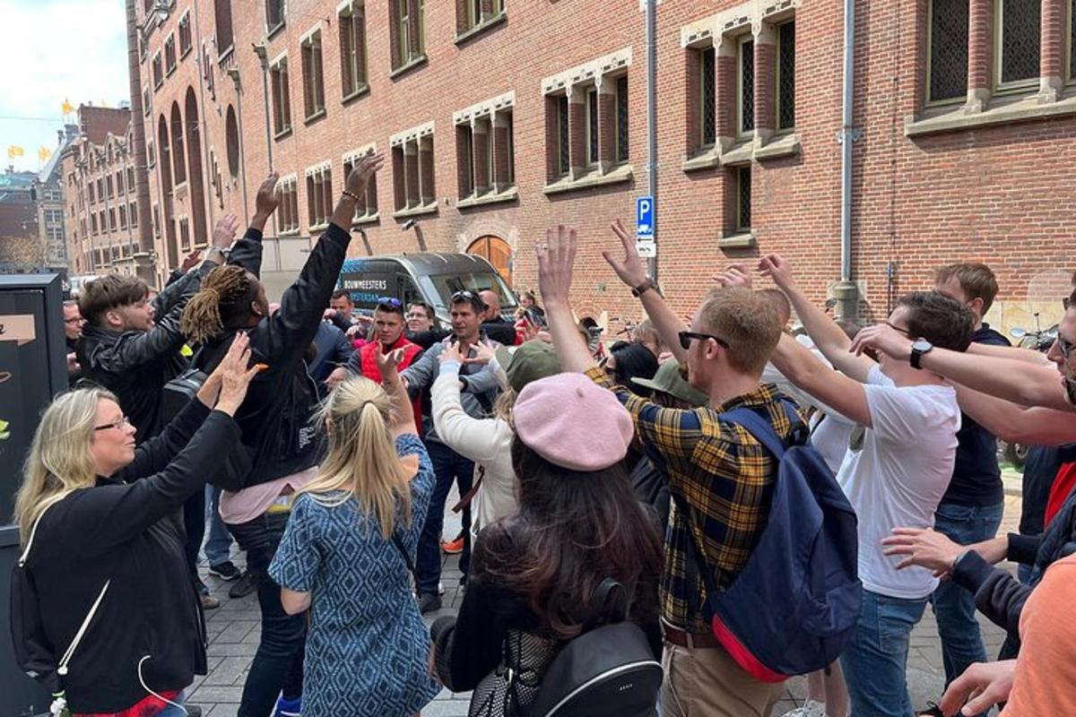 eine Menschenmenge, die auf der Straße ihre Hände erhebt