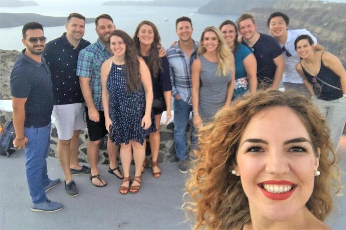 um grupo de pessoas posando para uma foto