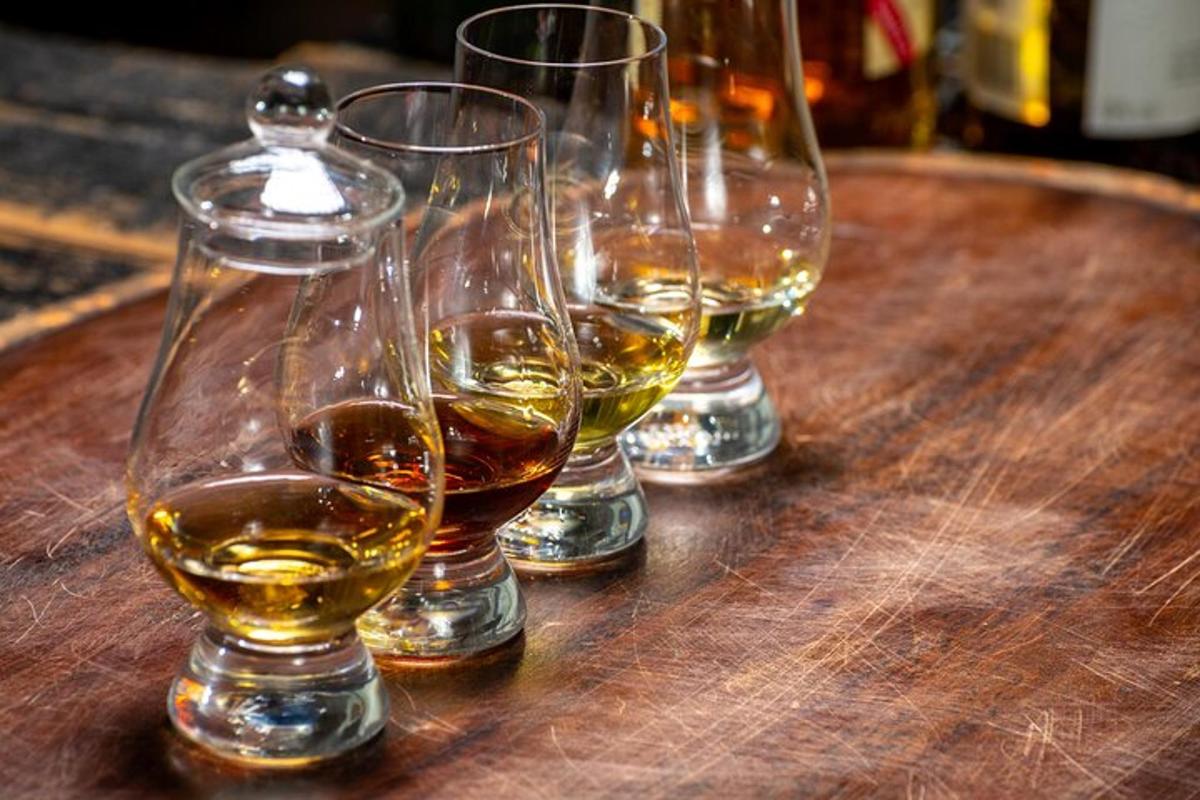 un grup de pahare de vin așezate pe o masă de lemn