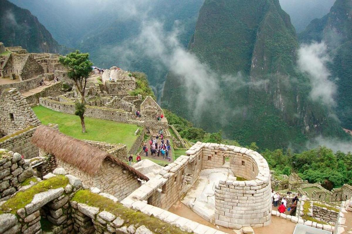 Un grupo de personas de pie en la Gran Muralla.