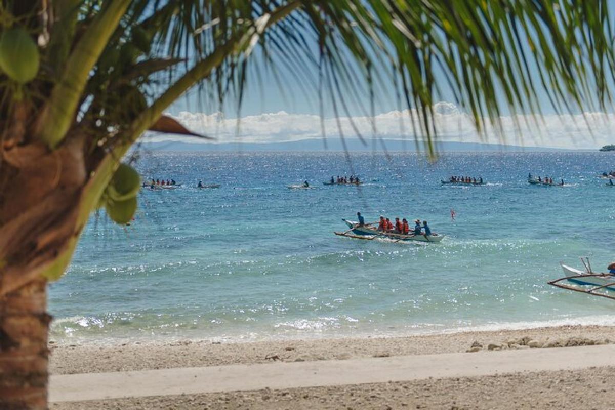 un grupo de personas en un barco en el océano