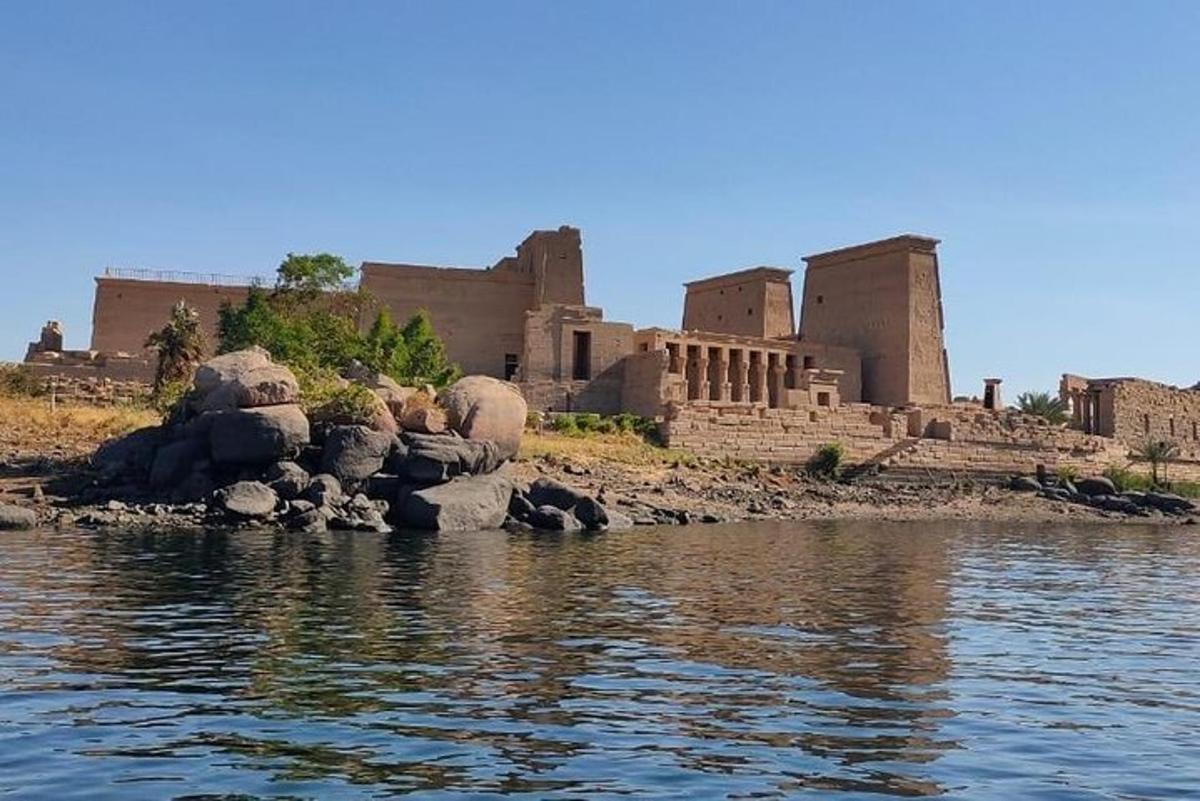 una vista di un castello dall'acqua