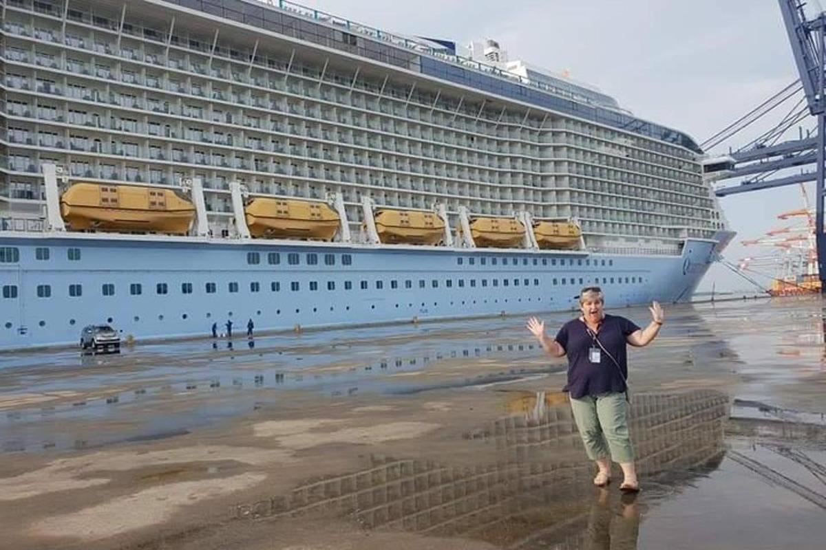 Un hombre parado frente a un crucero