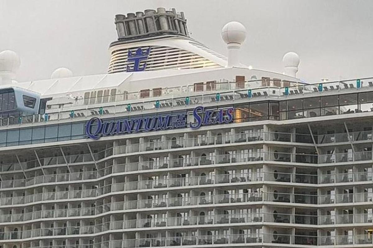 Un gran crucero con una torre en la parte superior.