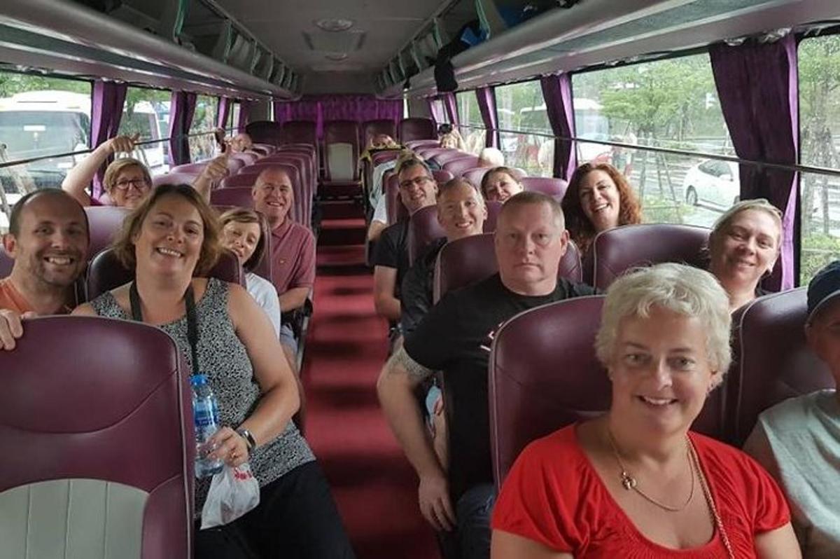 grupp inimesi istub bussis