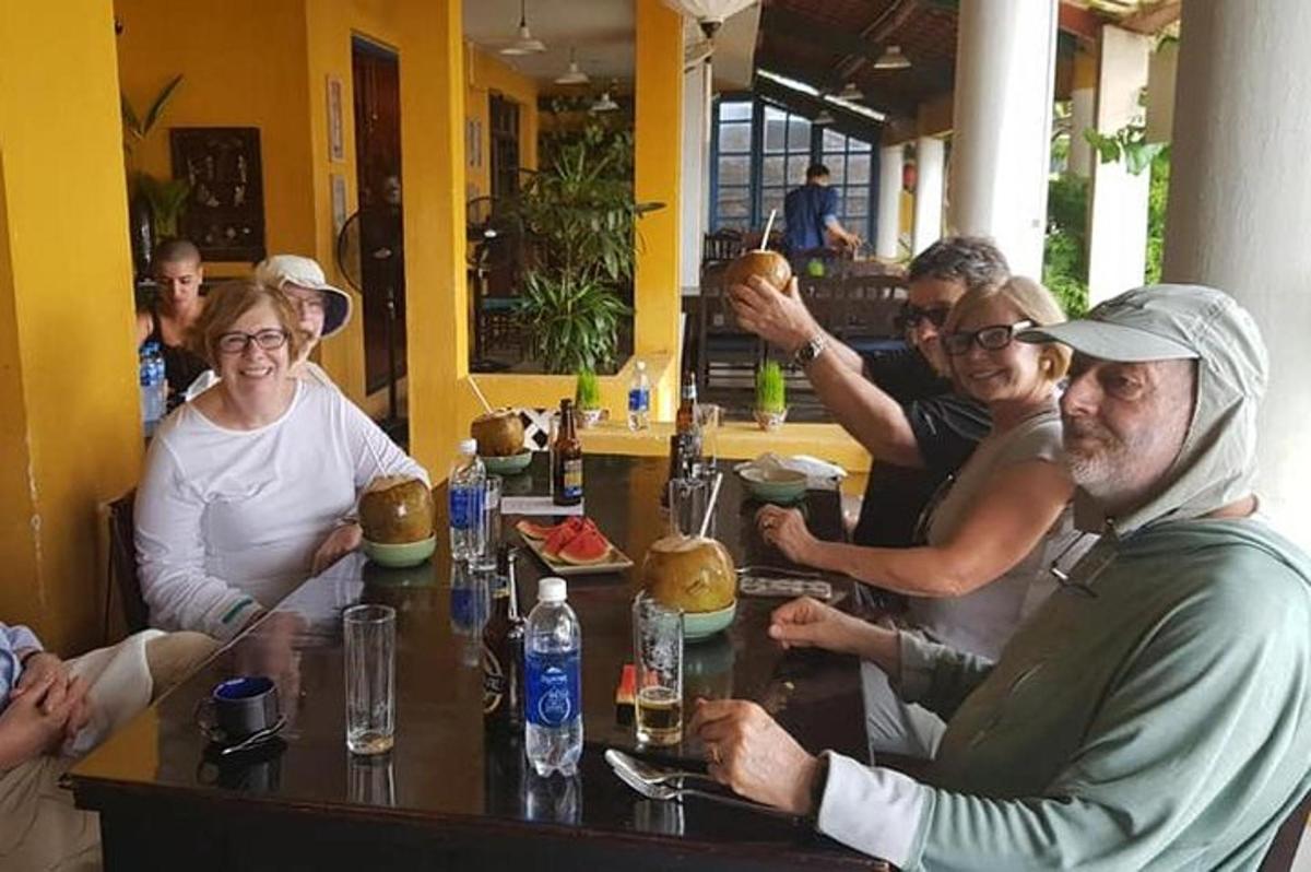 grupp inimesi, kes istuvad restoranis laua taga