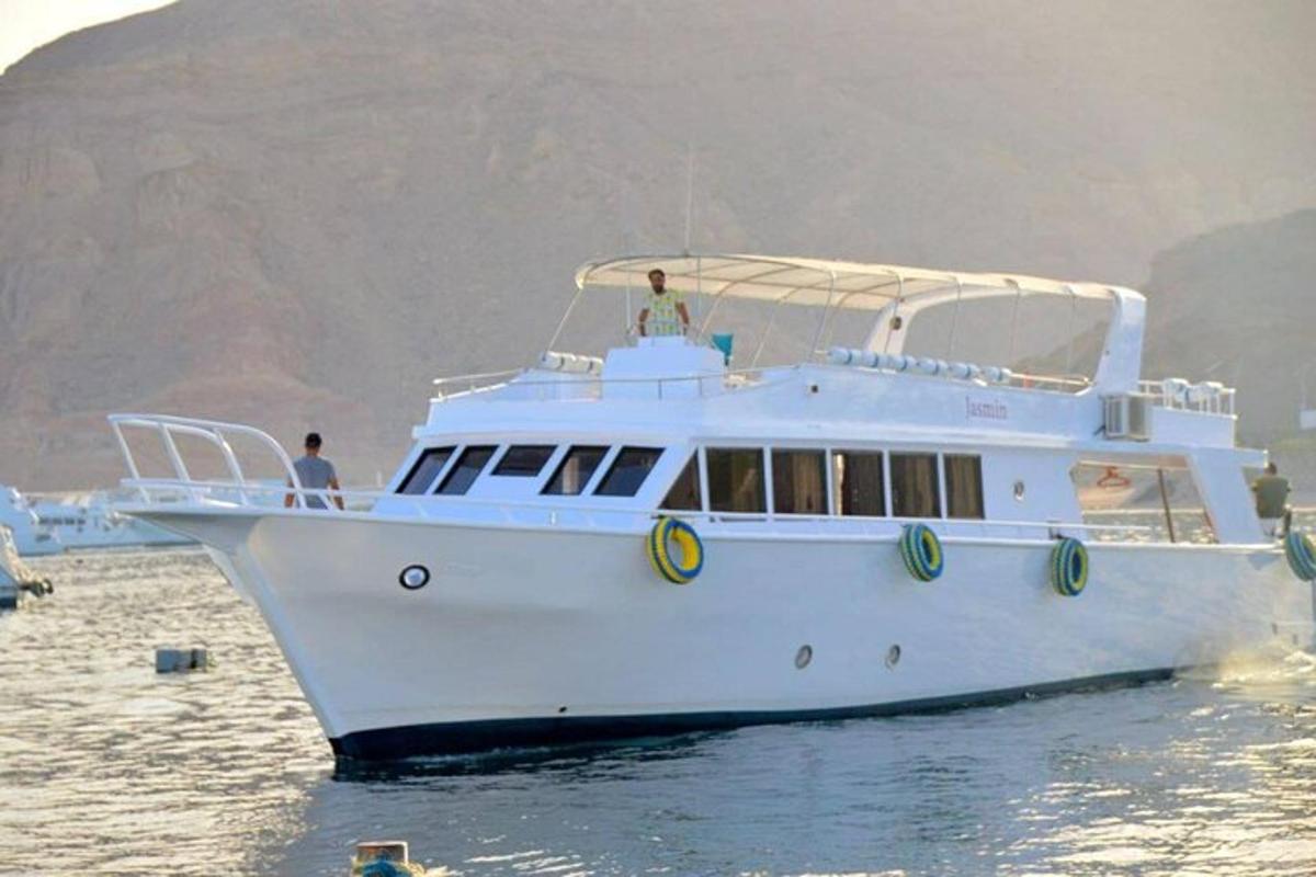 una barca bianca in acqua con due persone a bordo