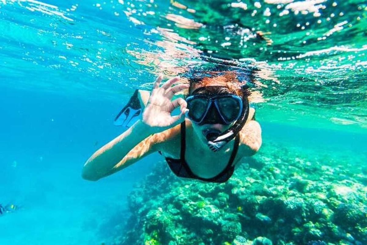una persona en el agua usando un snorkel