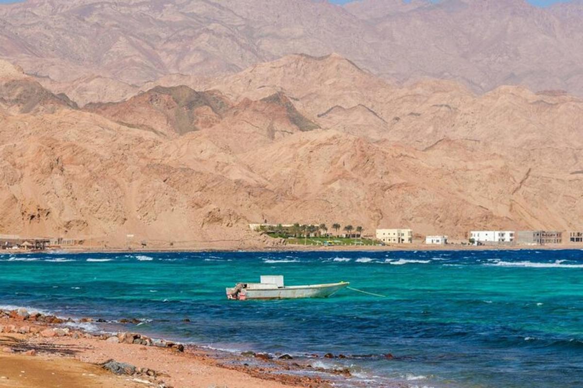 Un barco estacionado en el agua junto a una playa