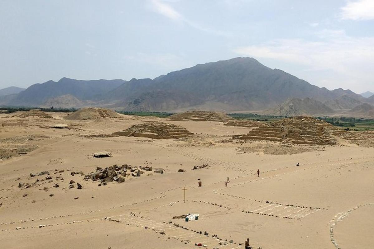 persone in piedi in un deserto con montagne sullo sfondo