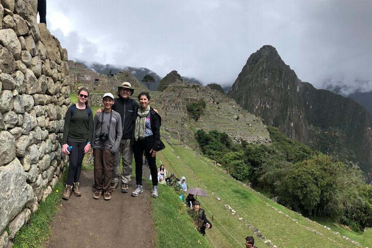 un gruppo di persone in posa per una foto su una montagna