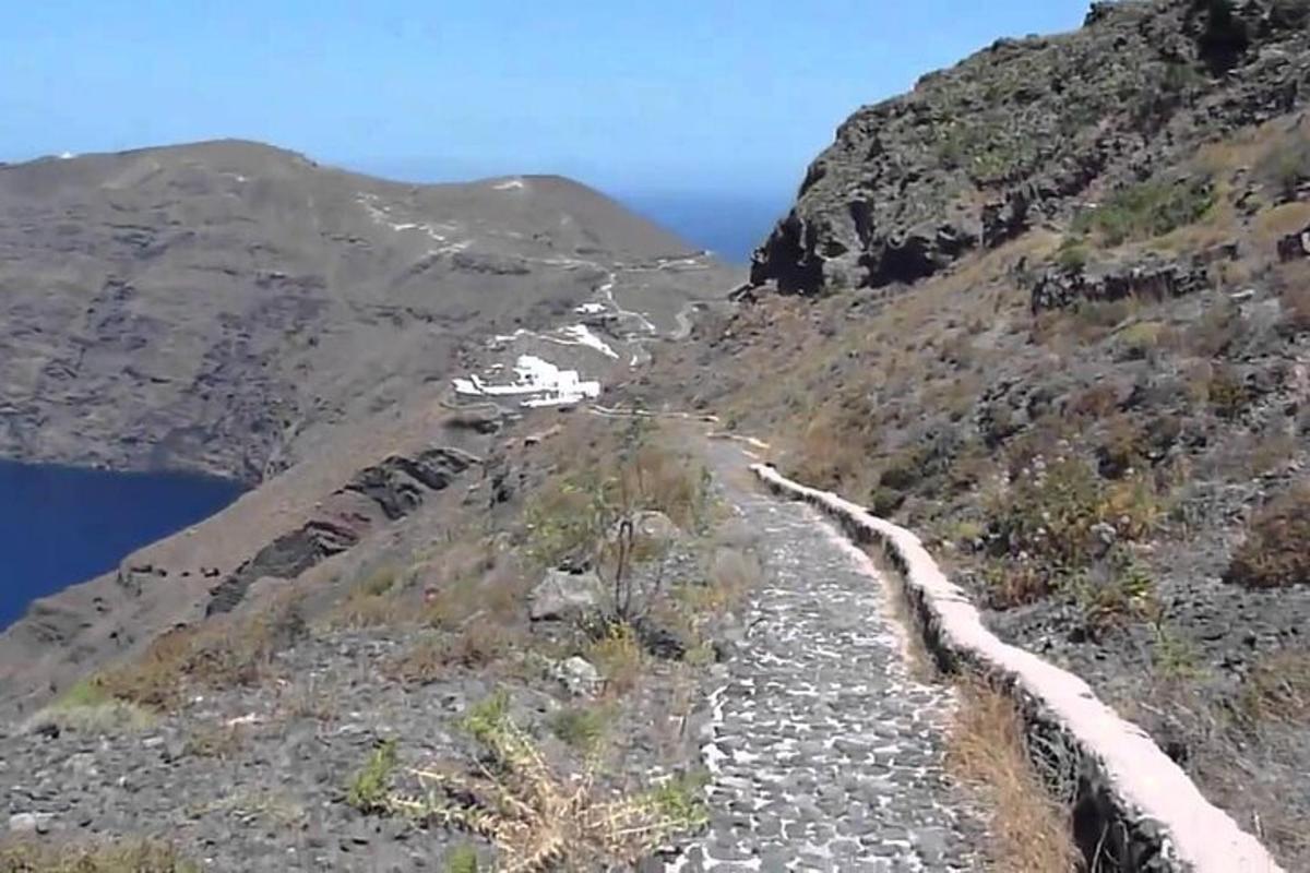 ένας δρόμος στην πλαγιά ενός βουνού