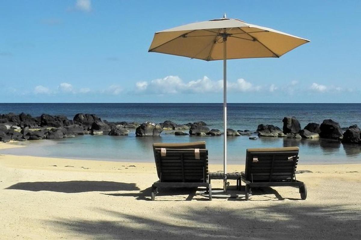 due sedie e un ombrellone su una spiaggia