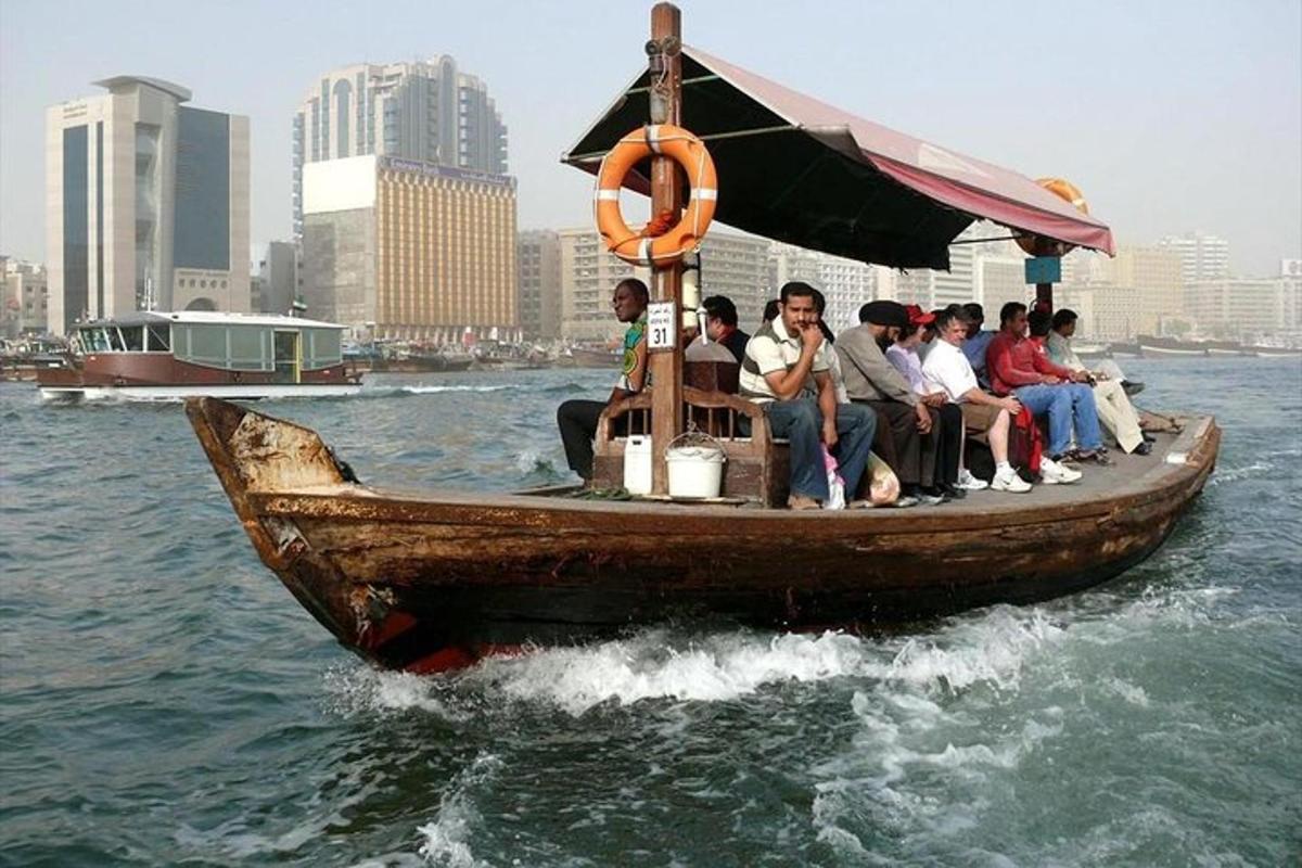 un groupe de personnes assises sur un bateau dans l'eau