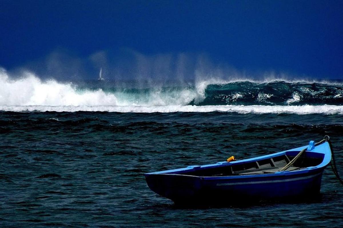 una barca nell'oceano con una grande onda