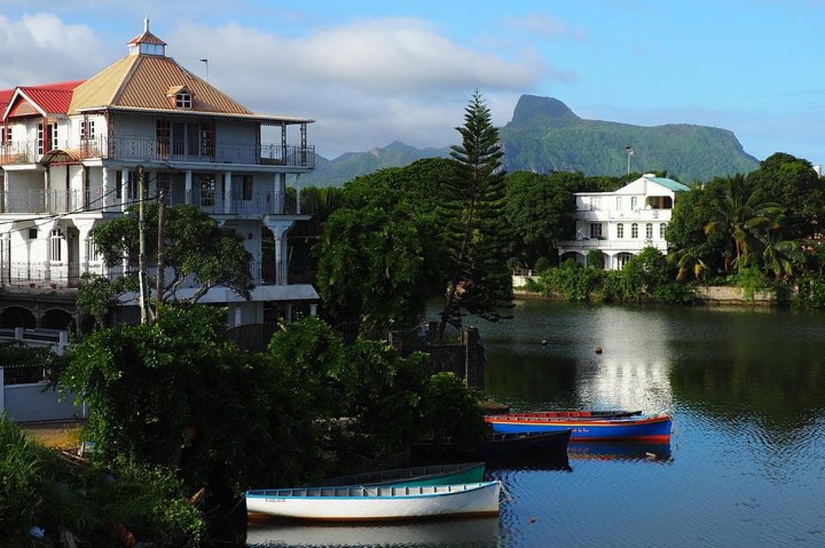 un grupo de edificios y barcos en un lago