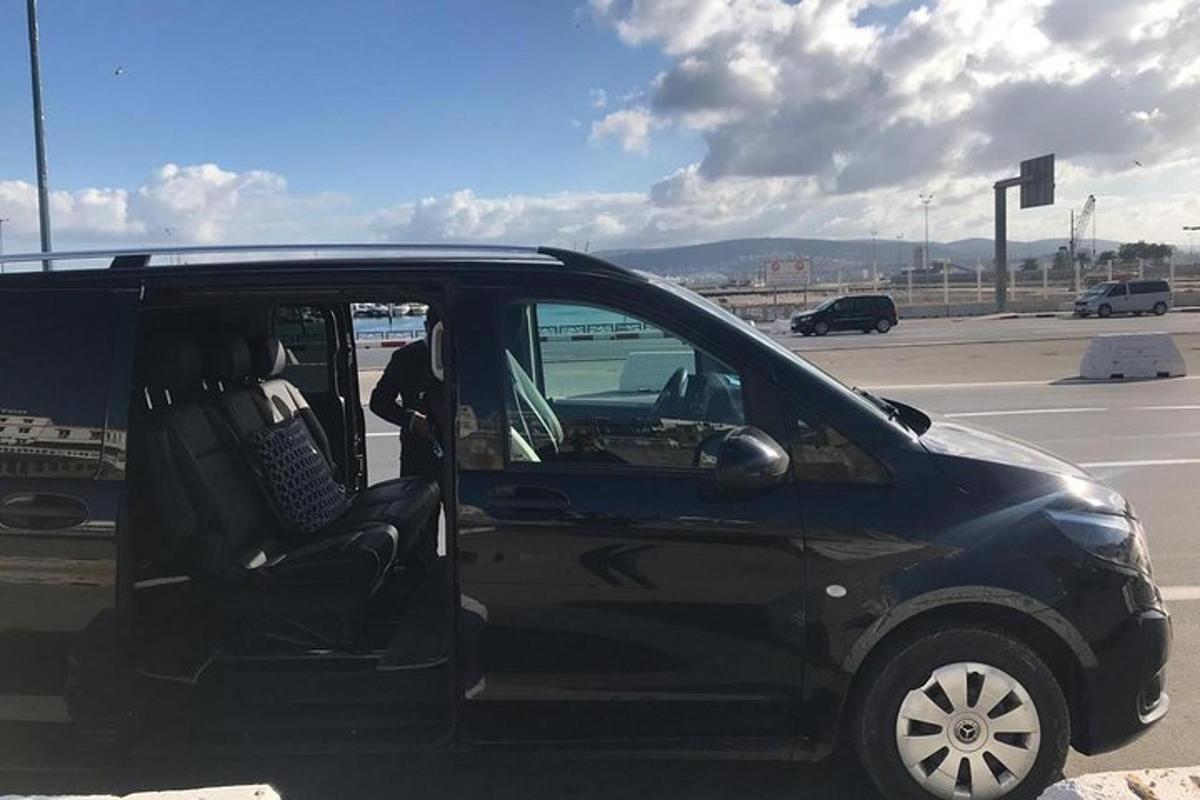 czarny samochód zaparkowany na parkingu z otwartymi drzwiami