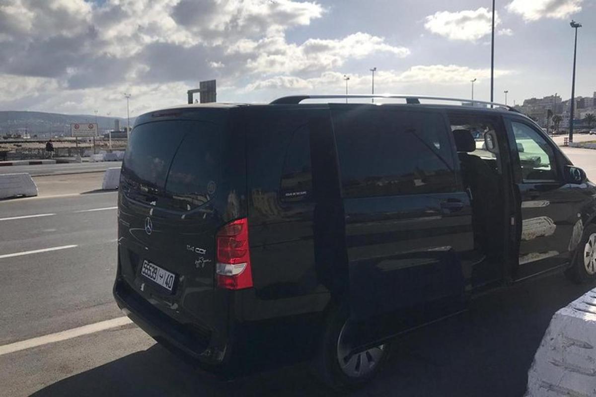 czarny van zaparkowany na poboczu drogi