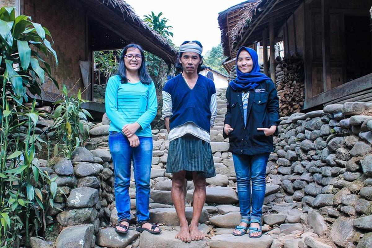 sekumpulan tiga orang berdiri di atas beberapa batu