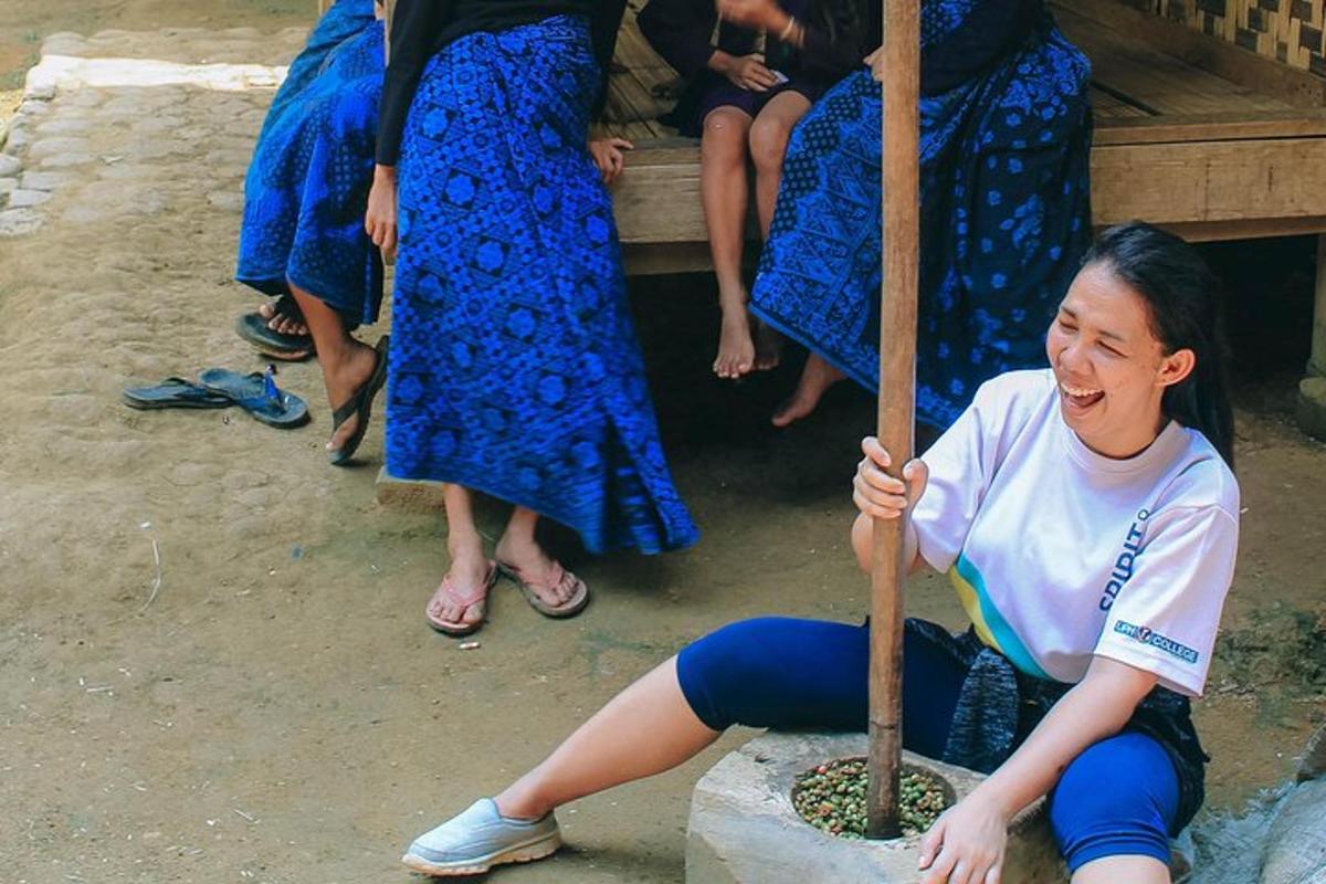 una donna seduta a terra che tiene in mano un albero
