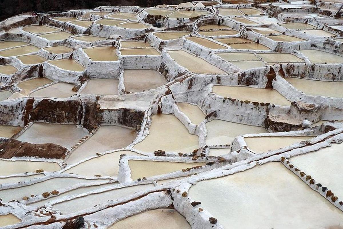 una vista aerea di un campo coperto di neve