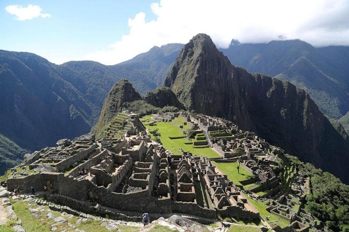 una vista aerea delle rovine di una montagna