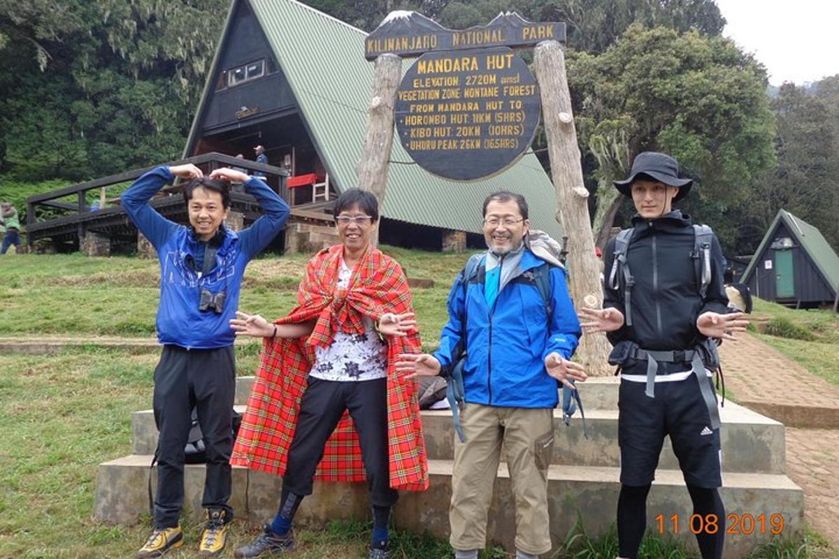 isang grupo ng mga tao na nakatayo sa harap ng isang monumento