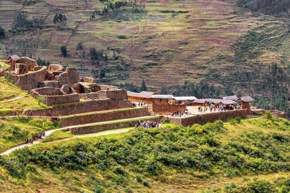 un vieux bâtiment à flanc de colline